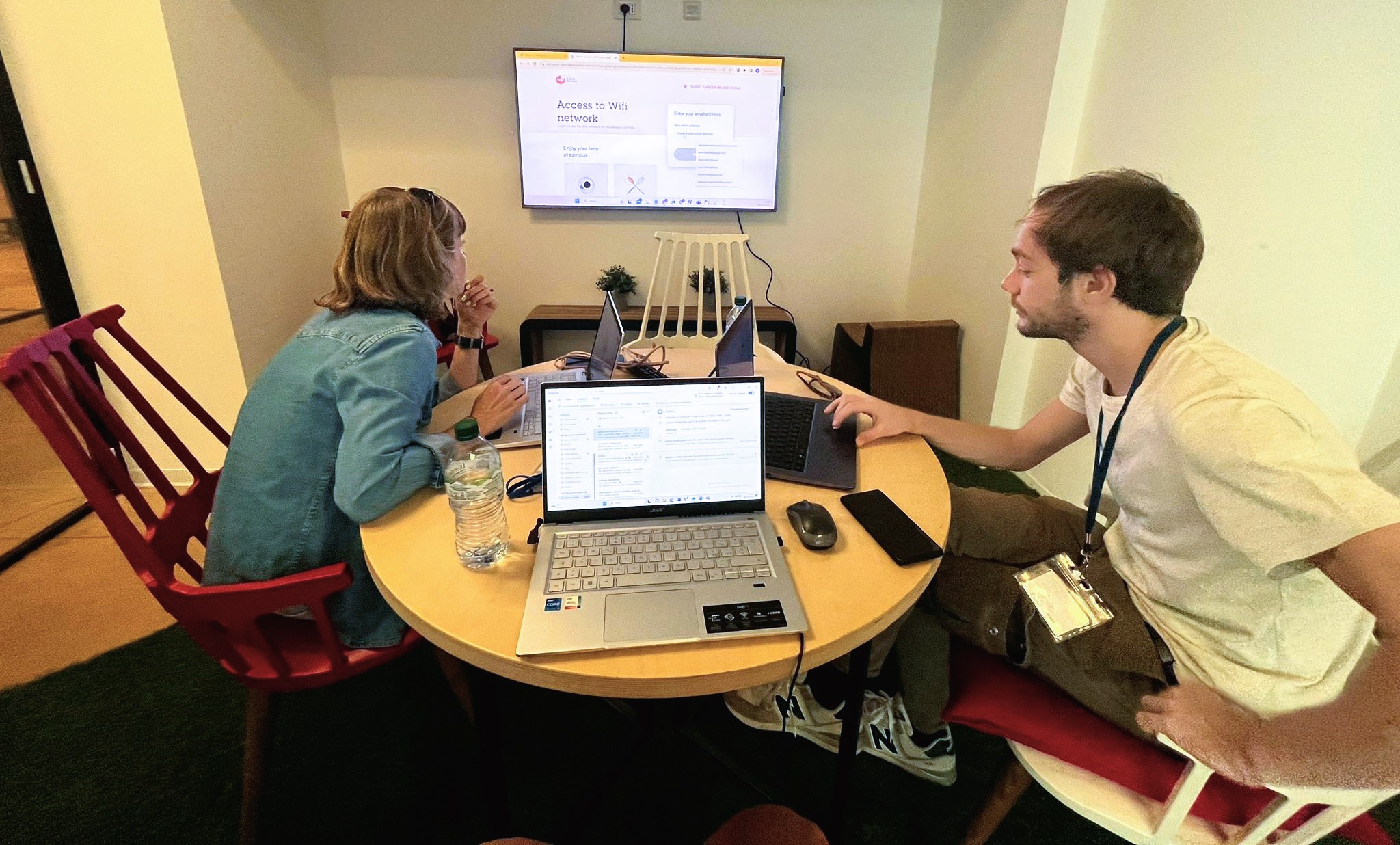Team marketing che lavora su pianificazione e dati media