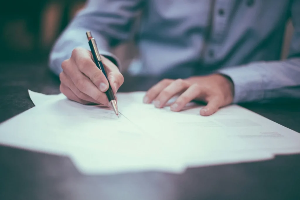 Pricing flat vs per cliente: confronto tabellare per agenzie