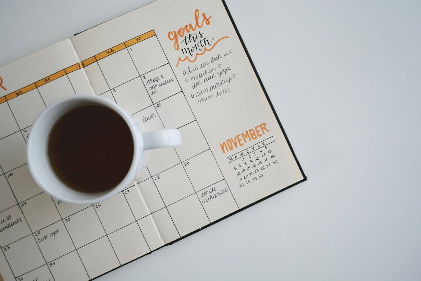 Team di agenzia marketing che analizza il tempo perso sui report clienti mensili